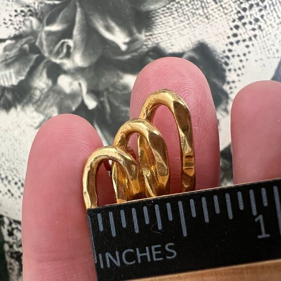 NEW Vintage 80s Napier Signed Gold Tone Interlocking Loops Omega Clip Earrings - Picture 8 of 9